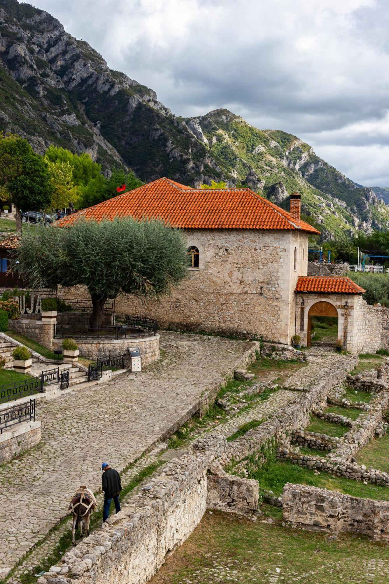 Kruja Albergo Diffuso , Inside Kruja Castle Dış mekan fotoğraf